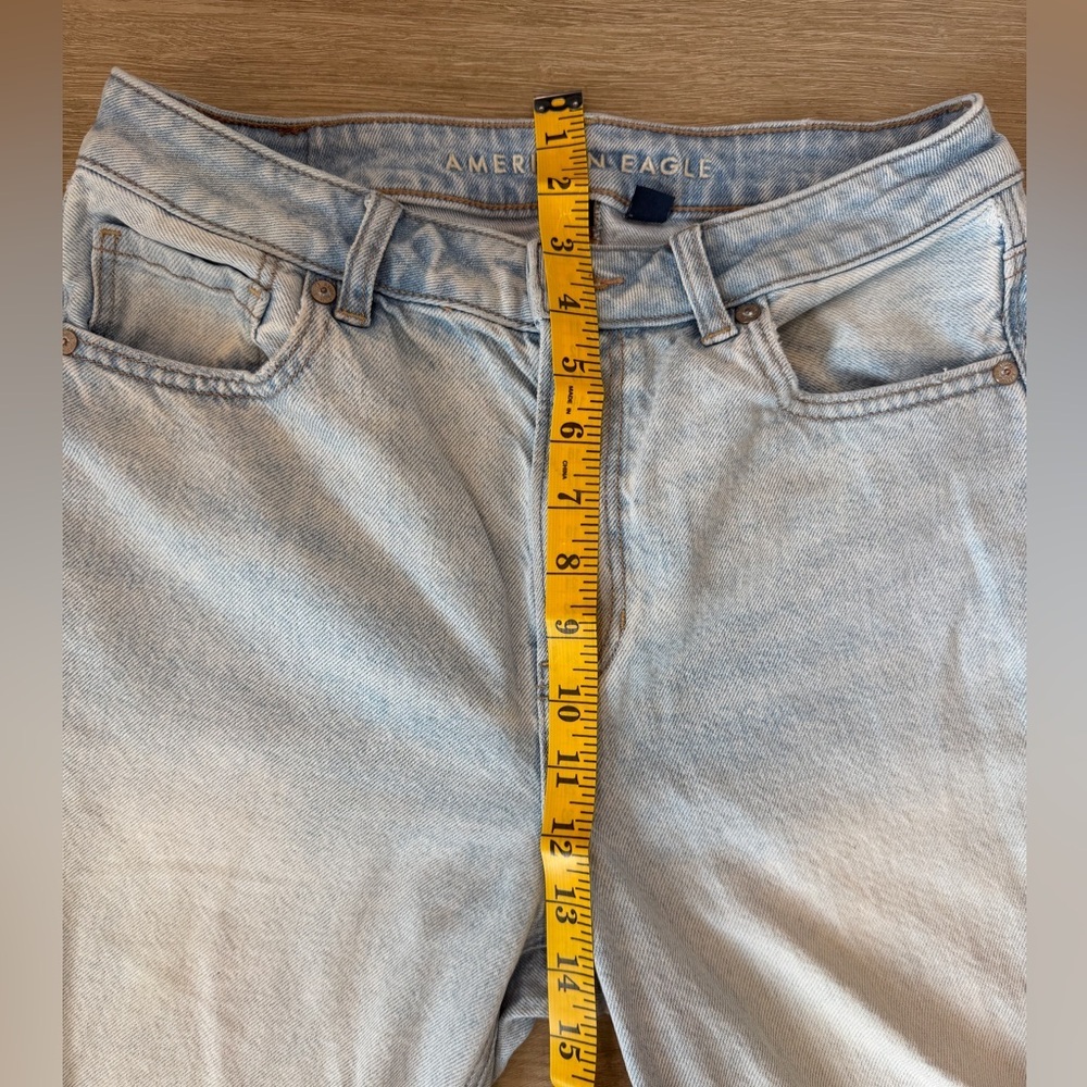 American Eagle Mom Jeans High Rise Light Wash Size 6 Straight Leg - Picture 8 of 9